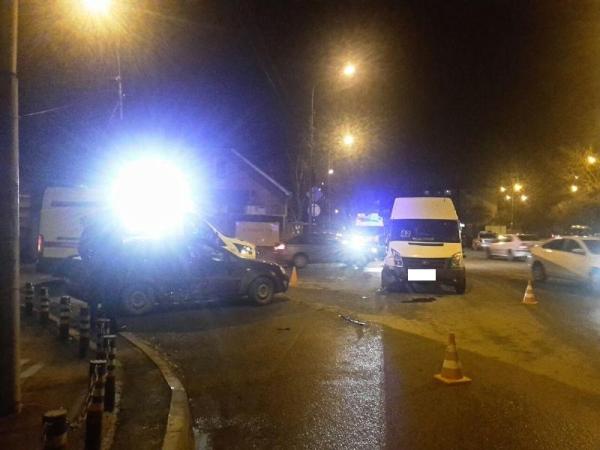В Ставрополе в столкновении маршрутки и легковушки пострадала женщина